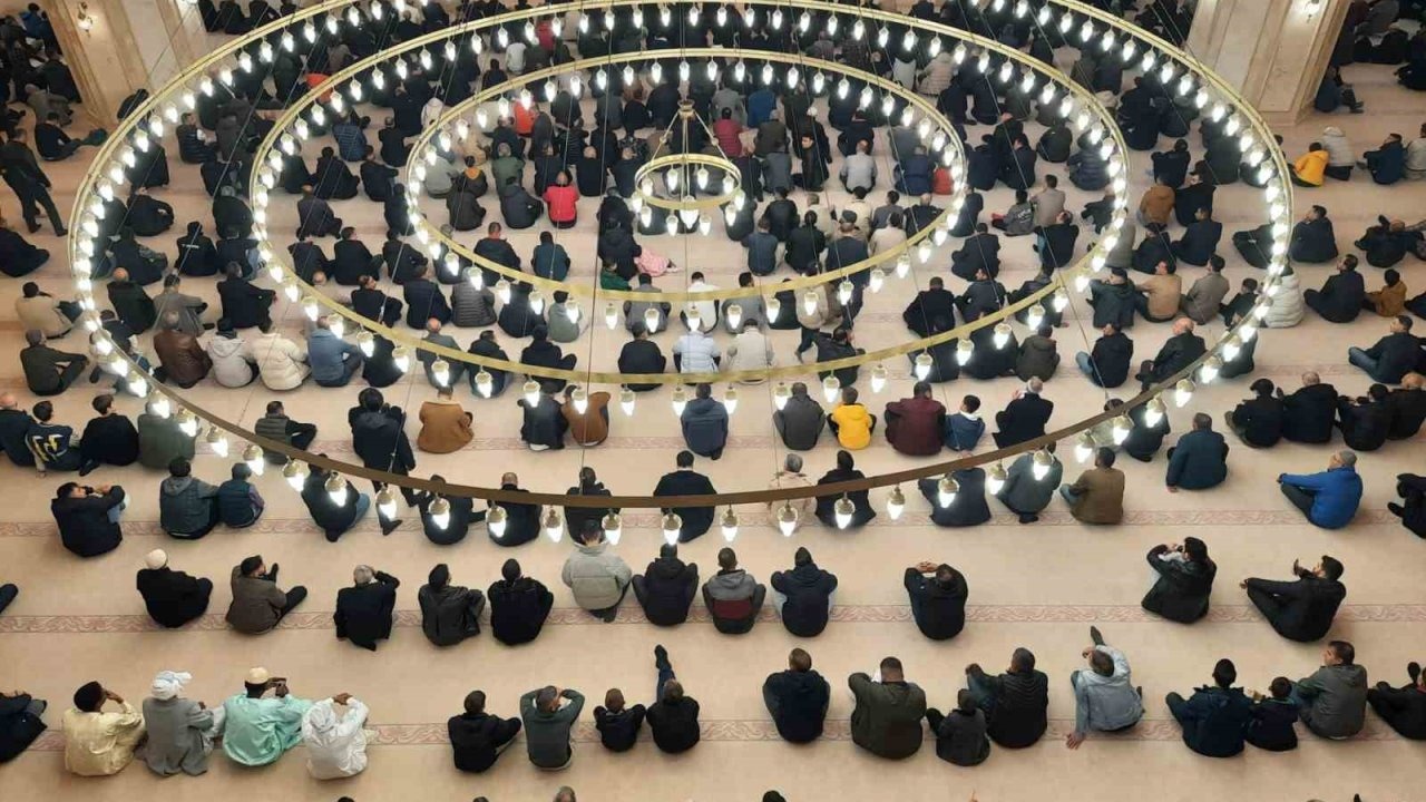 Kars’ta bayram namazında camilere akın