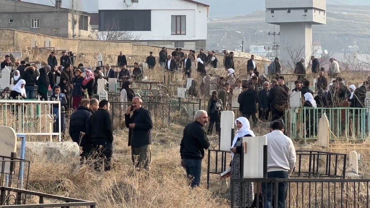 Hakkari Yüksekova’da vatandaşlar mezarlıklara akın etti