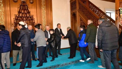 Ardahan’da protokol ile vatandaş camide bayramlaştı