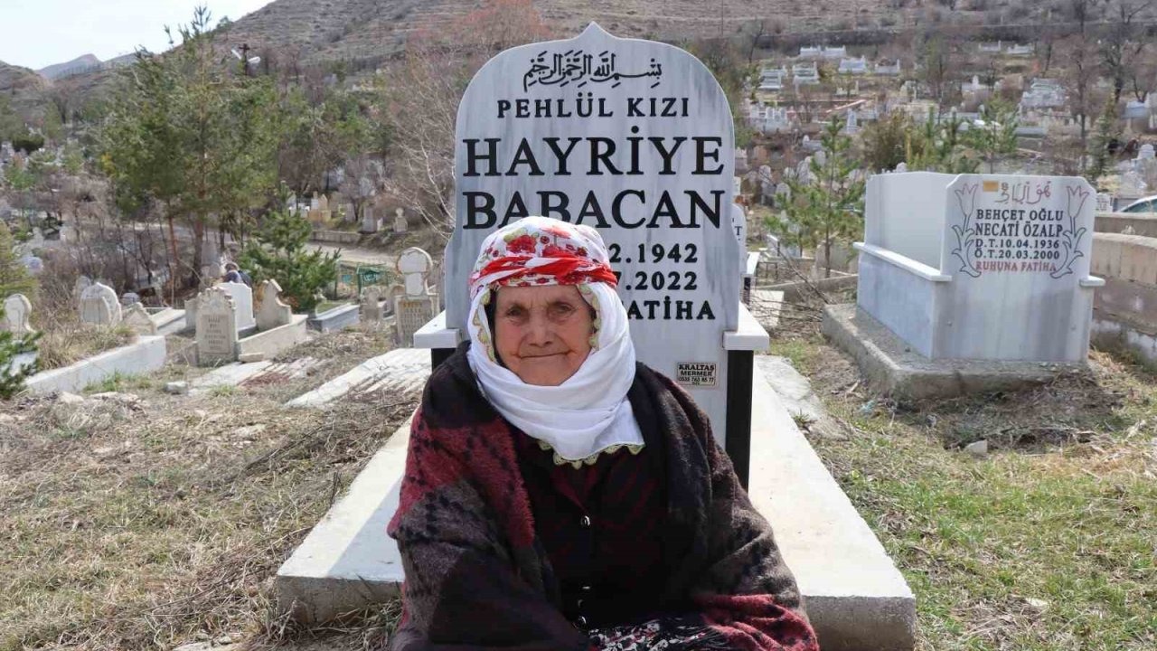 Erzurum'da bayramda mezarlıklara ziyaretçi akını