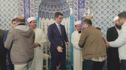 Erciş’te vatandaşlar bayram namazı için camileri doldurdu