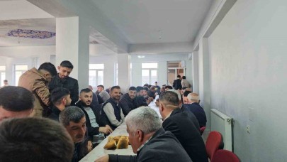 Adilcevaz'ın Aydınlar beldesinde yüzlerce kişi bayram yemeğinde buluştu