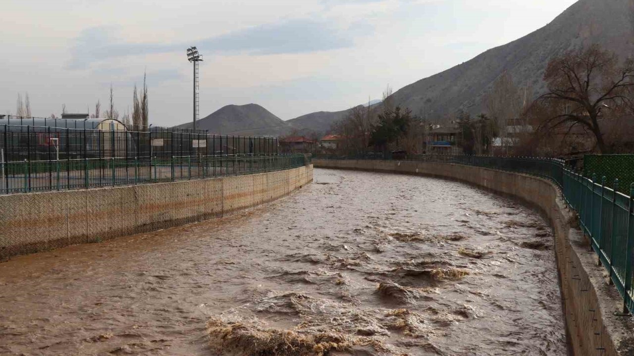Erzurum'un Oltu Çayı yine coşmaya başladı