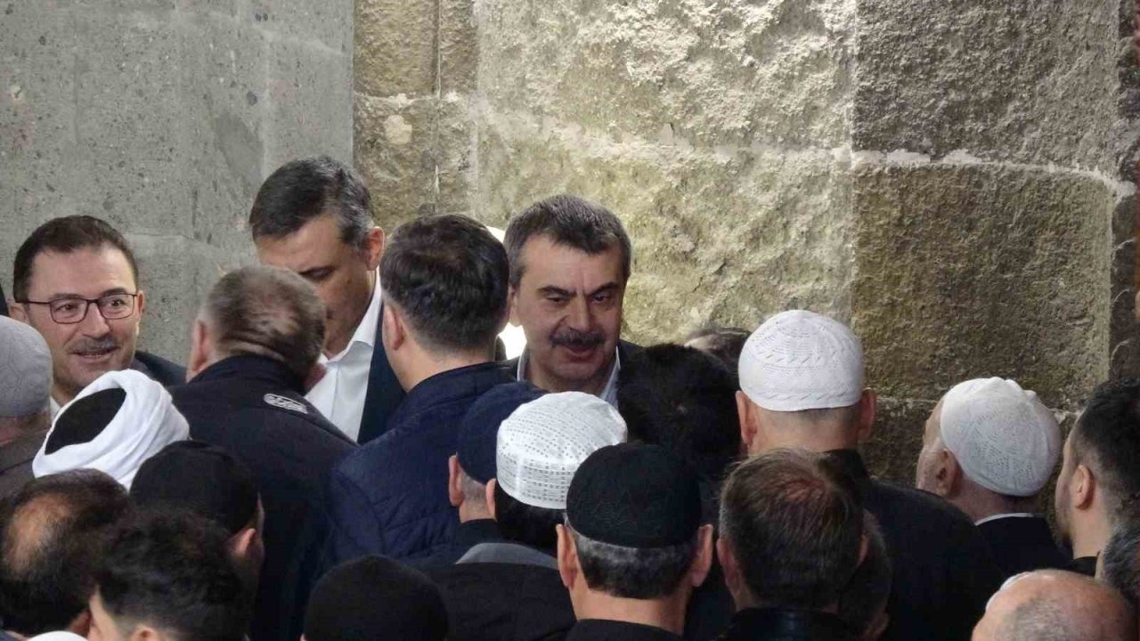 Milli Eğitim Bakanı Yusuf Tekin, bayram namazını Ulu Cami’de kıldı, vatandaşlarla bayramlaştı