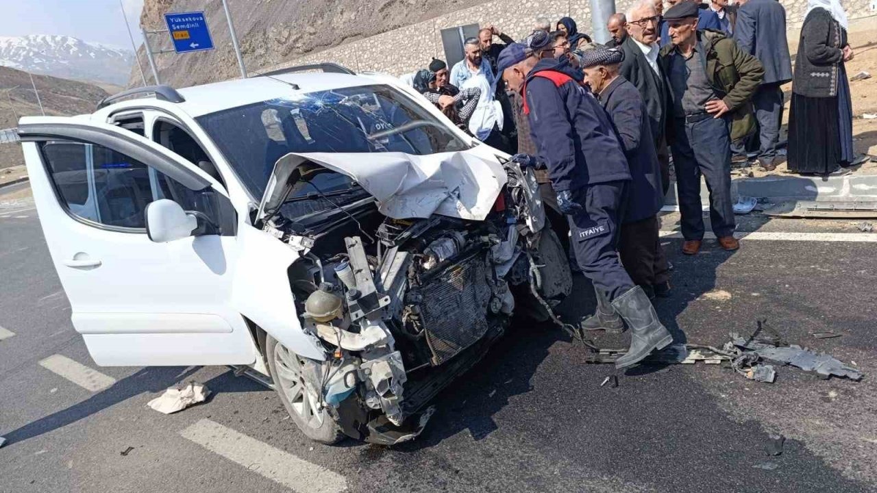 Hakkari Yüksekova’da kamyonetler çarpıştı: 8 yaralı
