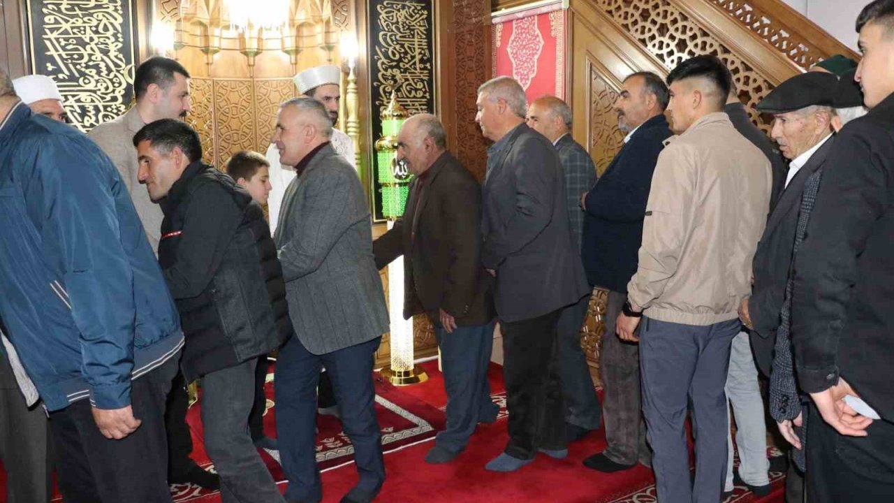 Diyadin Kaymakamı Mustafa Karali, vatandaşlarla bayramlaştı