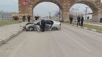 Erciş'te bir otomobil ilçe girişindeki kemerin ayağına çarptı: 3 yaralı