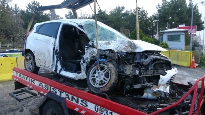 Kontrolden çıkan otomobil 2 araca çarparak durabildi: 3 yaralı