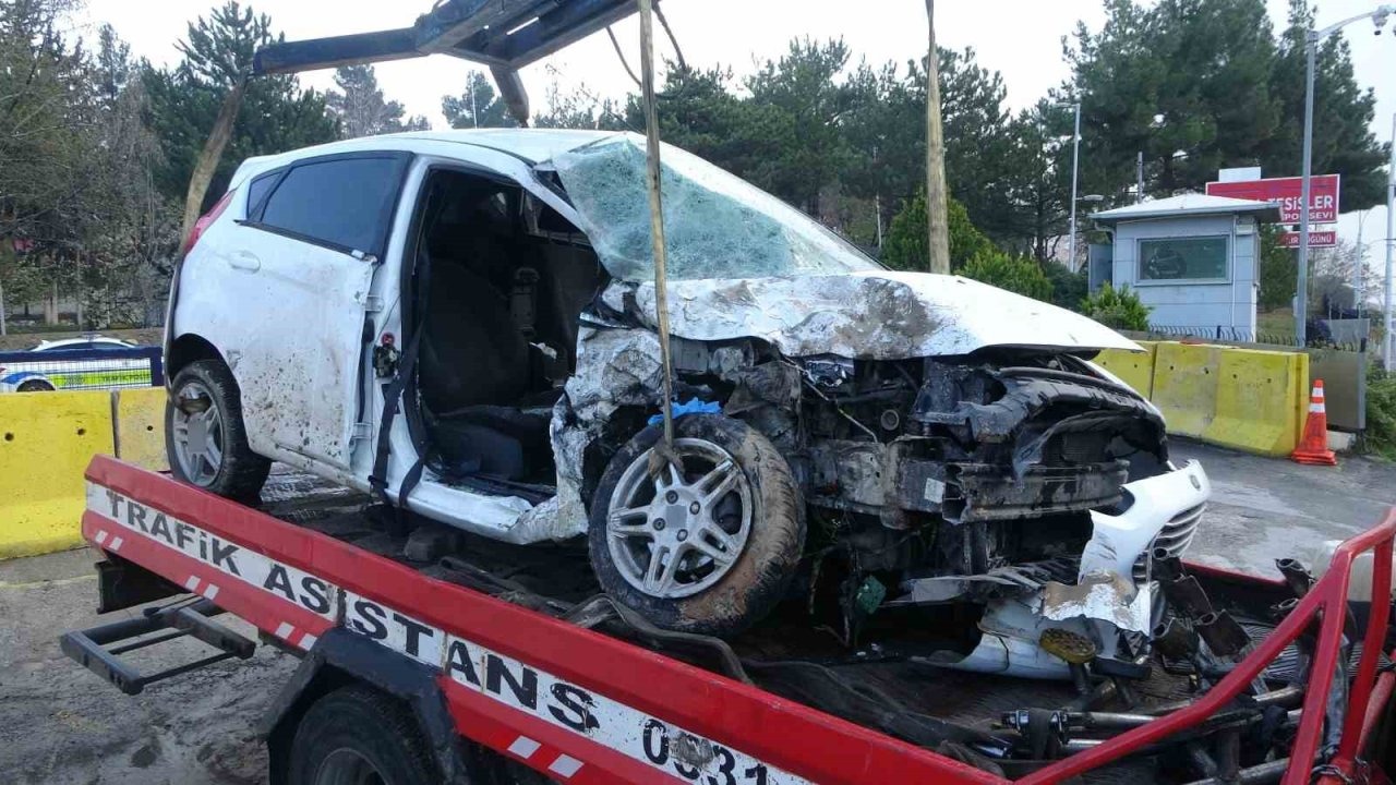 Kontrolden çıkan otomobil 2 araca çarparak durabildi: 3 yaralı