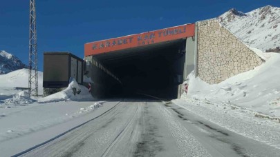 Van'da Tipiden Yollar Kapandı