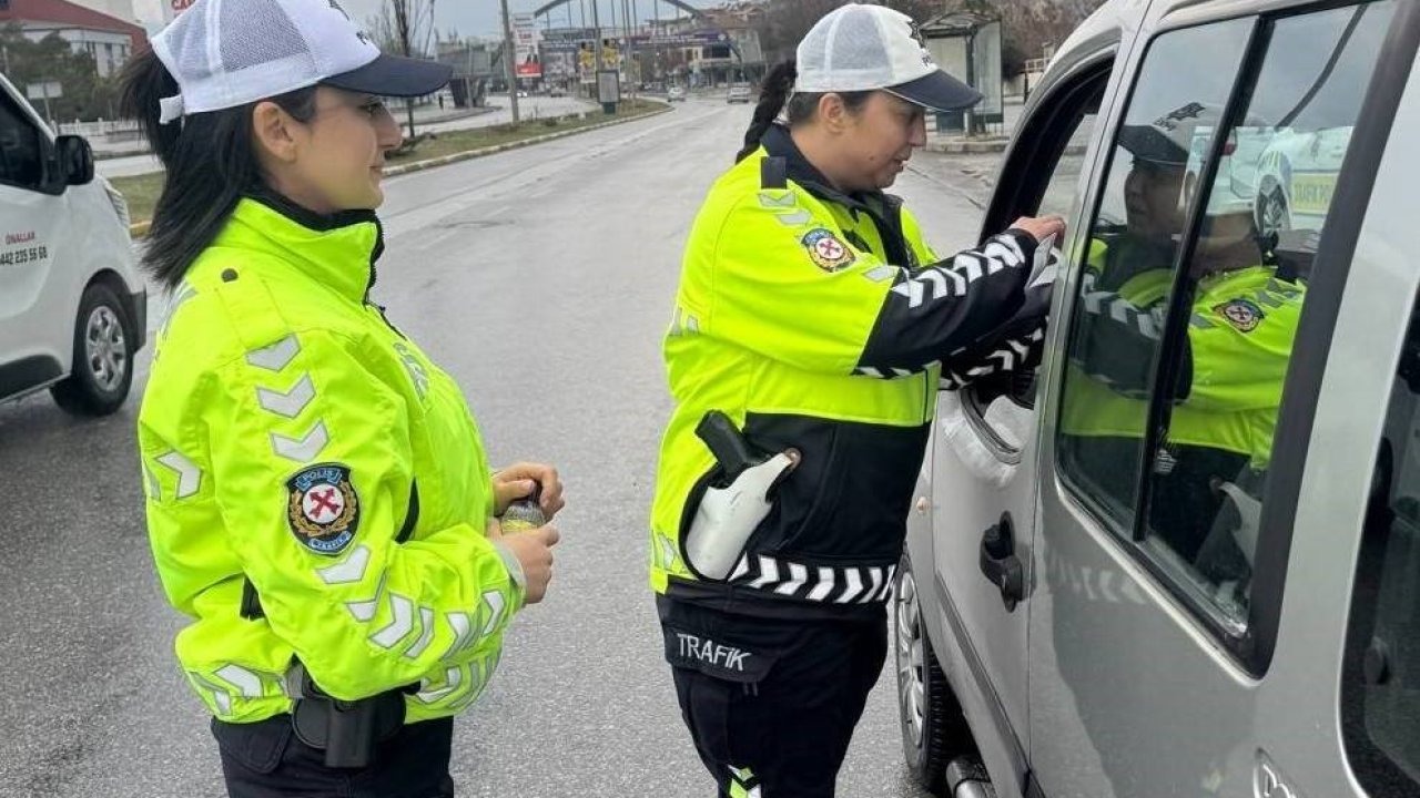 Erzincan Bölge Trafik Trafik polislerinden bayramda tatlı mola