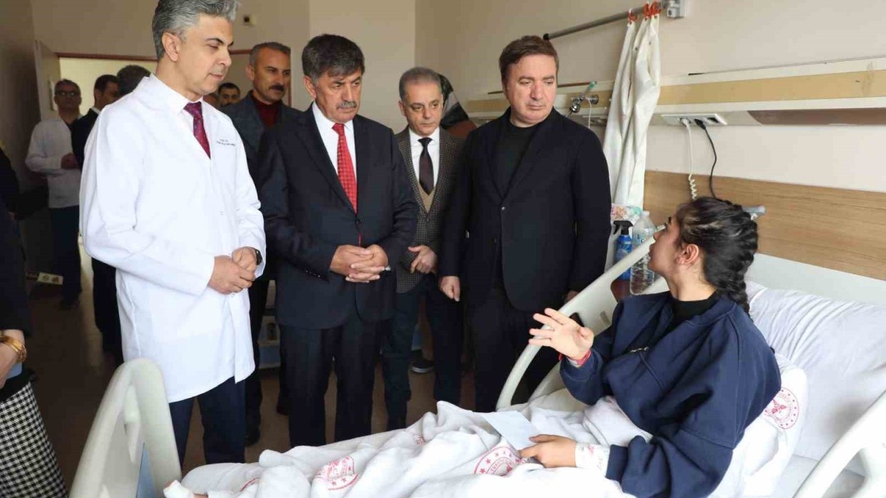 Erzincan Valisi Aydoğdu, hastanede tedavi gören hastaları ziyaret etti