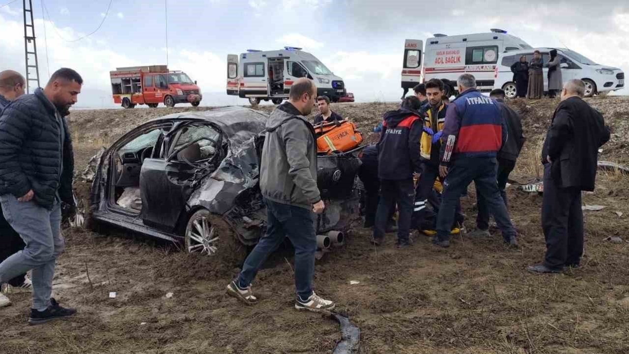 Yüksekova’da otomobil direğe çarptı: 1 ölü, 3 yaralı
