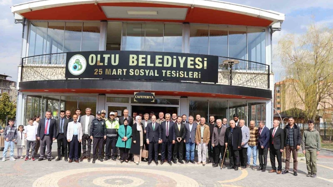 Oltu’da bayramlaşma coşkusu sürüyor