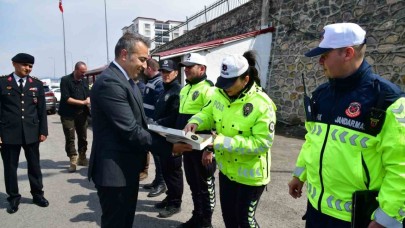 Vali Çiçek, yol kontrolünde bayram kutlayıp tatlı ikram etti