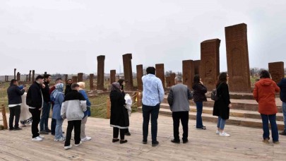 Dünyanın en büyük tarihi İslam mezarlığında Ramazan Bayramı yoğunluğu