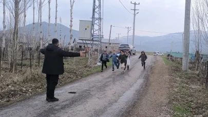 Polis memuru Mustafa Şahin köy çocuklarını sevindirdi