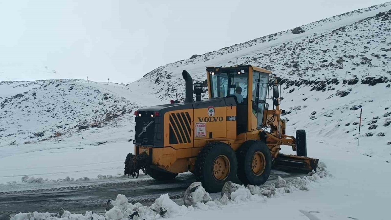 Hakkari’de kardan kapanan kayak merkezi yolu açıldı