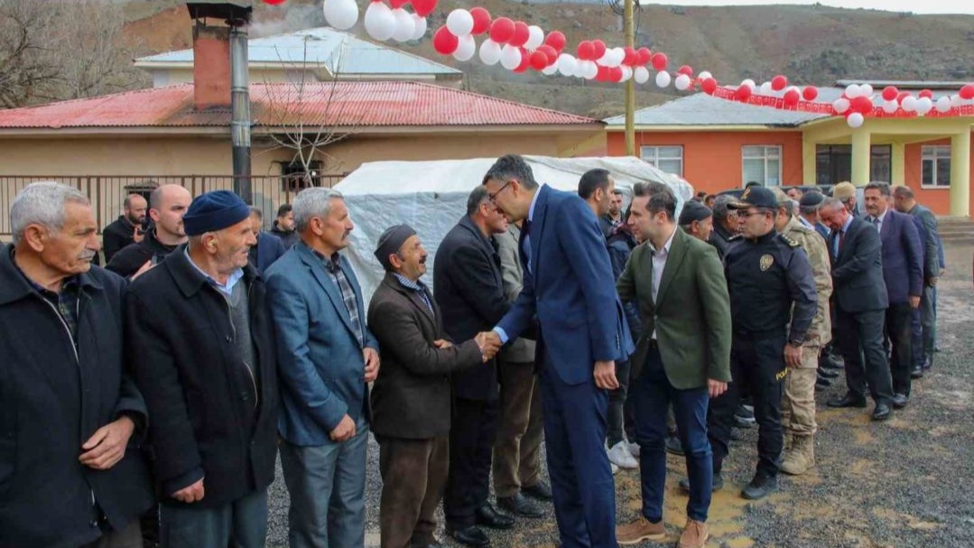 Hakkari Durankaya beldesinde dualarla kütüphane açılışı