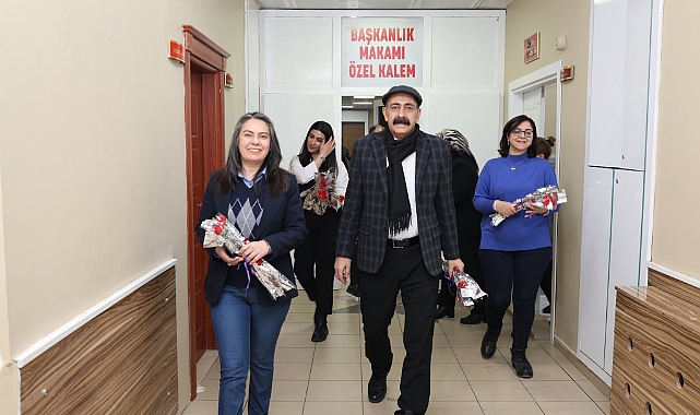Ağrı Belediye Eş başkanları kadın çalışanlara çiçek dağıttı