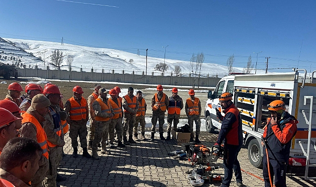 Ağrı’da AFAD ekipleri, enkazda arama ve kurtarma temel eğitimi devam ediyor
