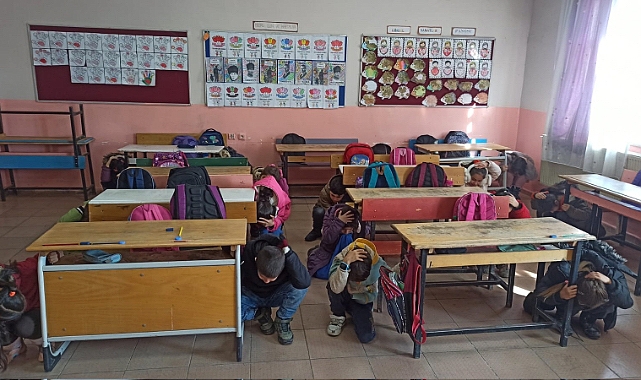 Ağrı'da Deprem Haftası kapsamında okullarda bilgilendirme ve tatbikat gerçekleştirildi