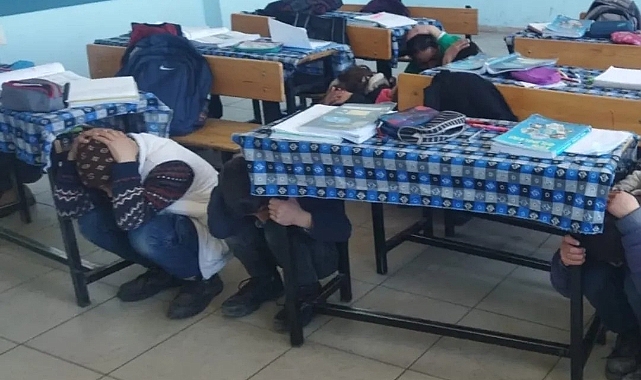 Ağrı'da öğrencilere deprem ve yangın tatbikatı verildi