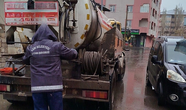 Ağrı’da yağan yağmur sonrası temizlik başlatıldı