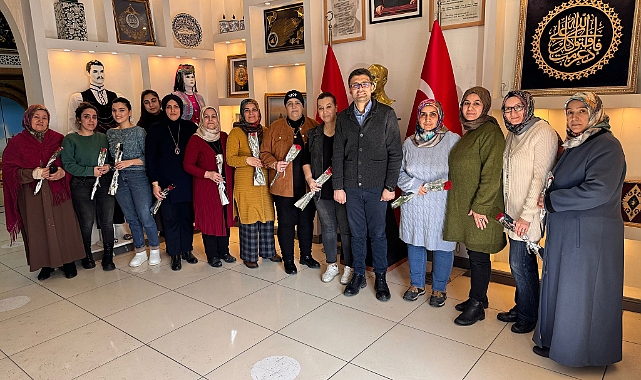 Ağrı HEM Müdürü Kasım İhsan Polat’tan kadın çalışanlara çiçek jesti