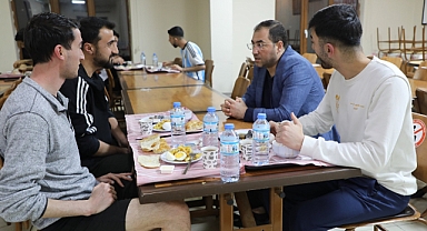 Ağrı İl Müdürü Çelebi, öğrencilerle sahurda bir araya geldi