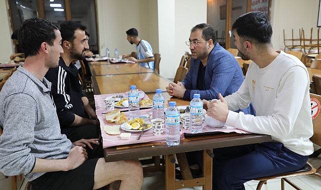 Ağrı İl Müdürü Çelebi, öğrencilerle sahurda bir araya geldi