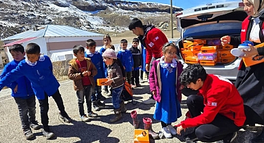 Ağrı Kızılay ekipleri çocuklara bayramlık dağıttı