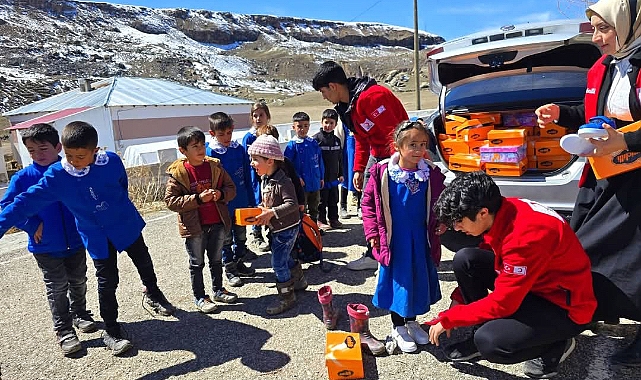 Ağrı Kızılay ekipleri çocuklara bayramlık dağıttı