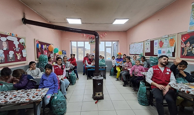 Ağrı Kızılay gönüllüleri, çocuklara yardımlaşmanın ve Kızılay’ın önemini anlattı