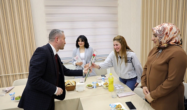 Ağrı Milli Eğitim Müdürü Kökrek, kadın çalışanlarla iftarda buluştu