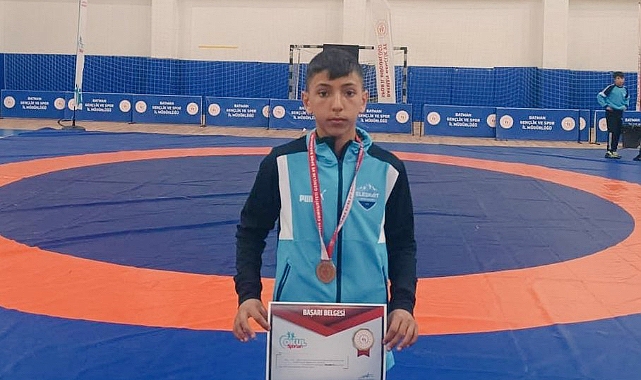 Ağrı’nın başarılı sporcusu Berat Çelik Türkiye üçüncüsü oldu