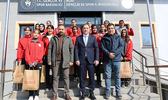 Ağrı Spor Lisesi kız futbol takımına tebrik ziyareti