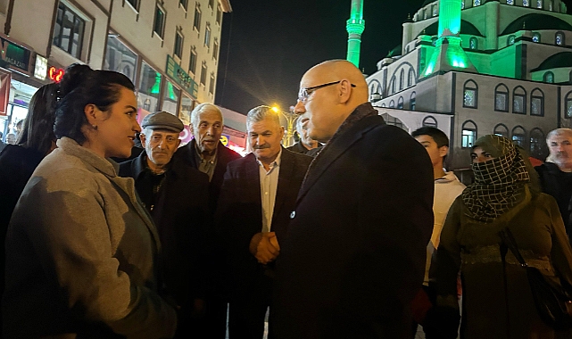 Ağrı Valisi Koç, Cumhuriyet Caddesi'nde vatandaşlarla bayram sevincini paylaştı