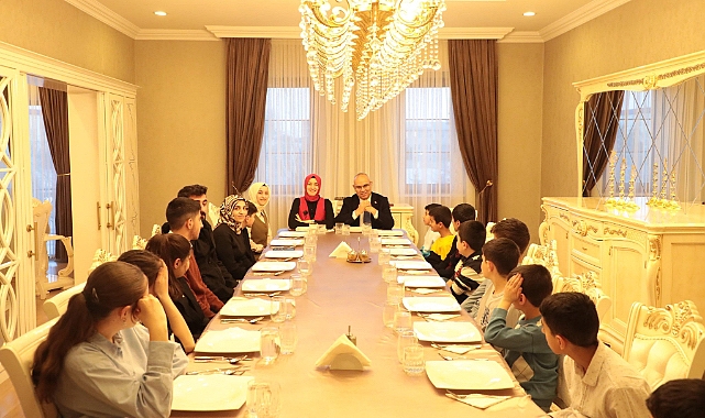 Ağrı Valisi Koç ve eşi, çocuklar ile iftar sofrasının bereketini paylaştı