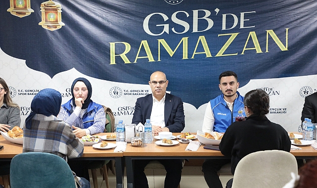 Ağrı Valisi Mustafa Koç, öğrencilerle iftarda buluştu