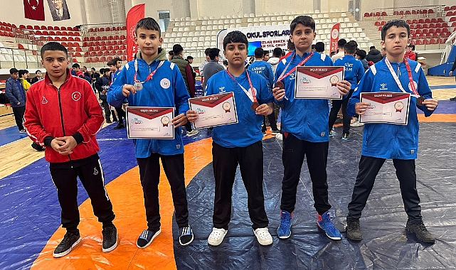 Ağrılı sporcular güreşte 4 madalya kazandı