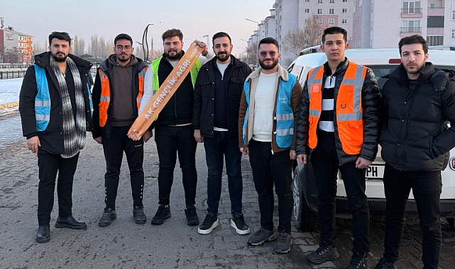 AK Parti Ağrı Gençlik Kolları, iftara yetişemeyen vatandaşlara iftarlık dağıtıyor