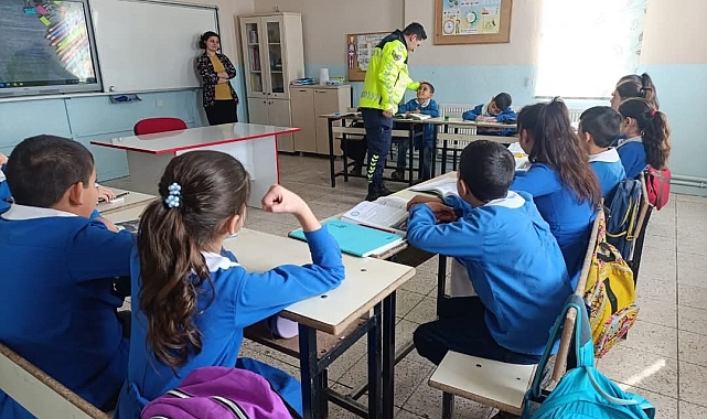 Akyaka'da jandarma ekiplerinden öğrencilere "Trafik Dedektifleri Projesi" eğitimi