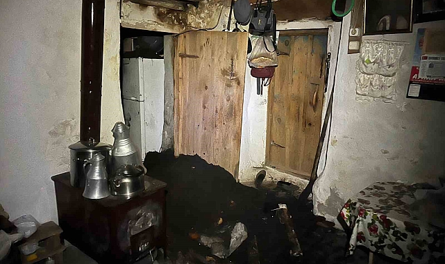 Ardahan'da toprak damlı ev çöktü: 1 yaralı