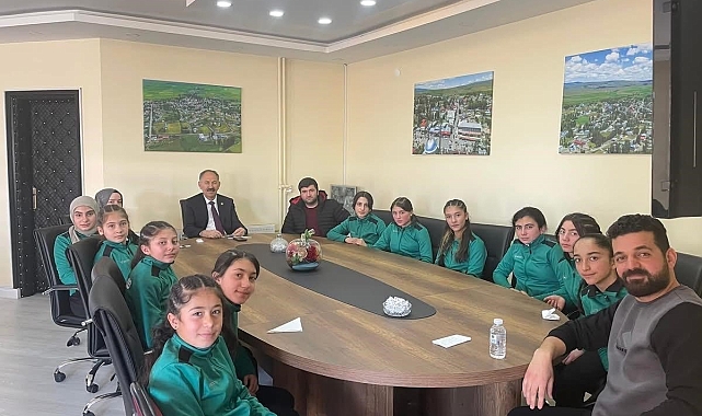 Arpaçay şampiyonları başkan Elma'yı ziyaret etti