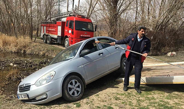 Bahçesindeki yangına yetişmek isterken kaza yaptı