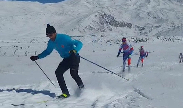Beyaza bürünmüş Ağrı Dağı’nda sporcular kayakla buluştu