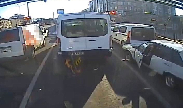 Bingöl'de kaza yapıp indiği aracın peşinden metrelerce koştu