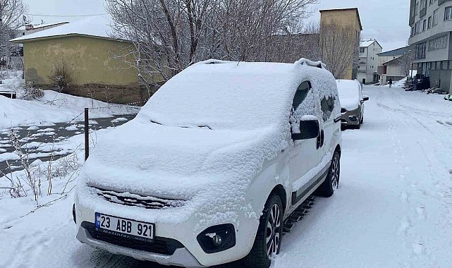 Bir hafta önce bahar temizliği yapılan ilçe kara teslim oldu