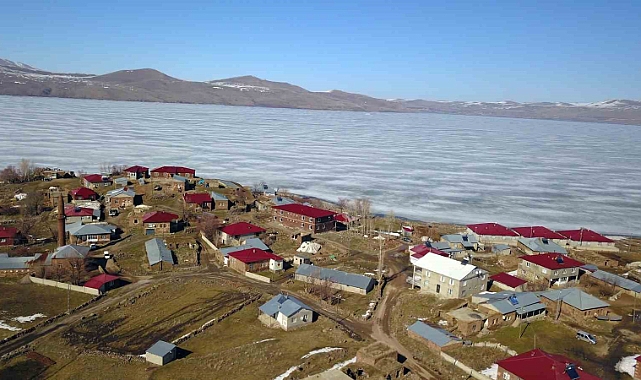 Bitlis buzlar içinde kalan balıkçı teknelerinden kartpostallık görüntüler